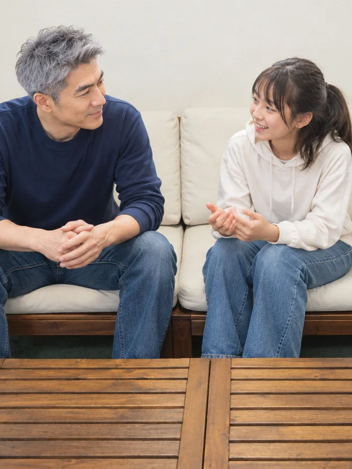 ソファで向かい合って話すスタッフと子ども