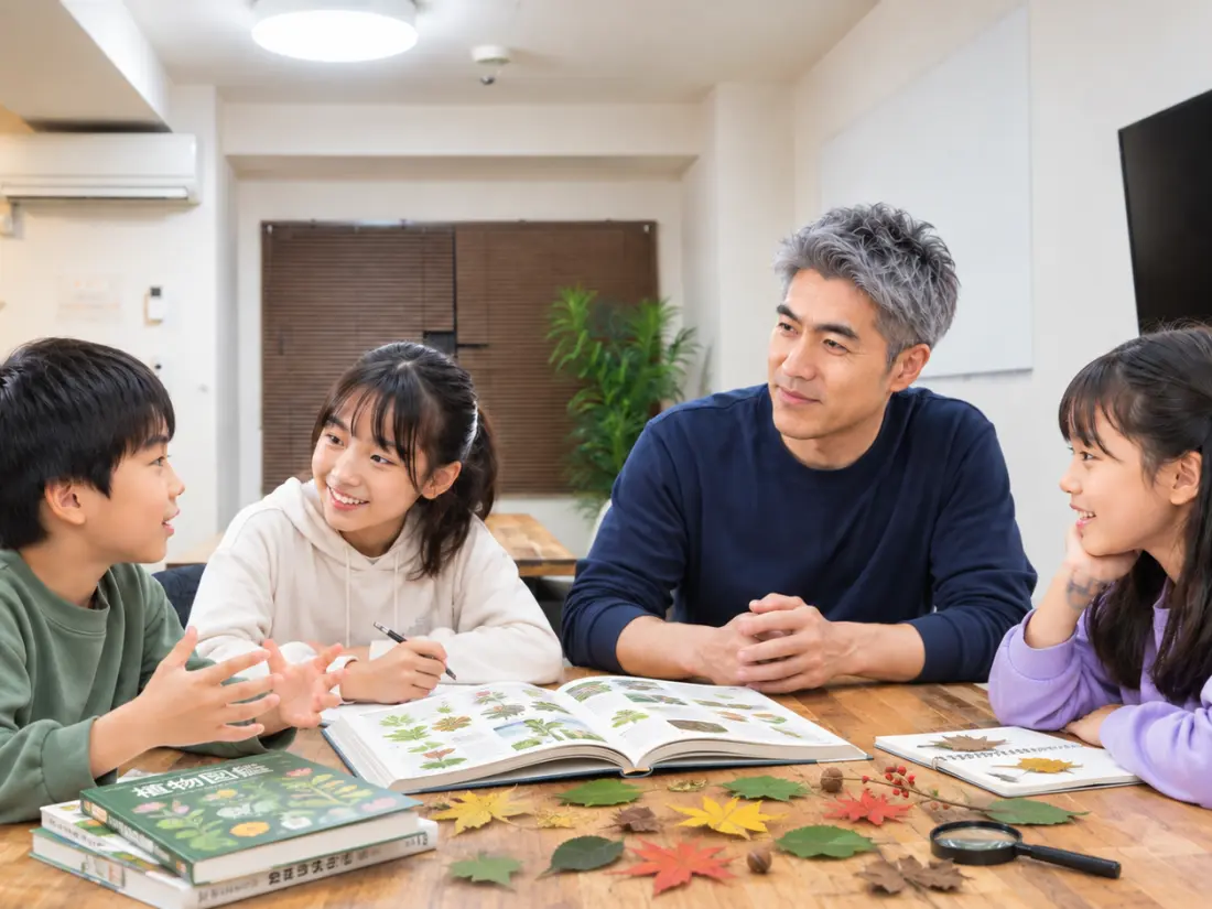 机を囲んで話し合うスタッフと子どもたち